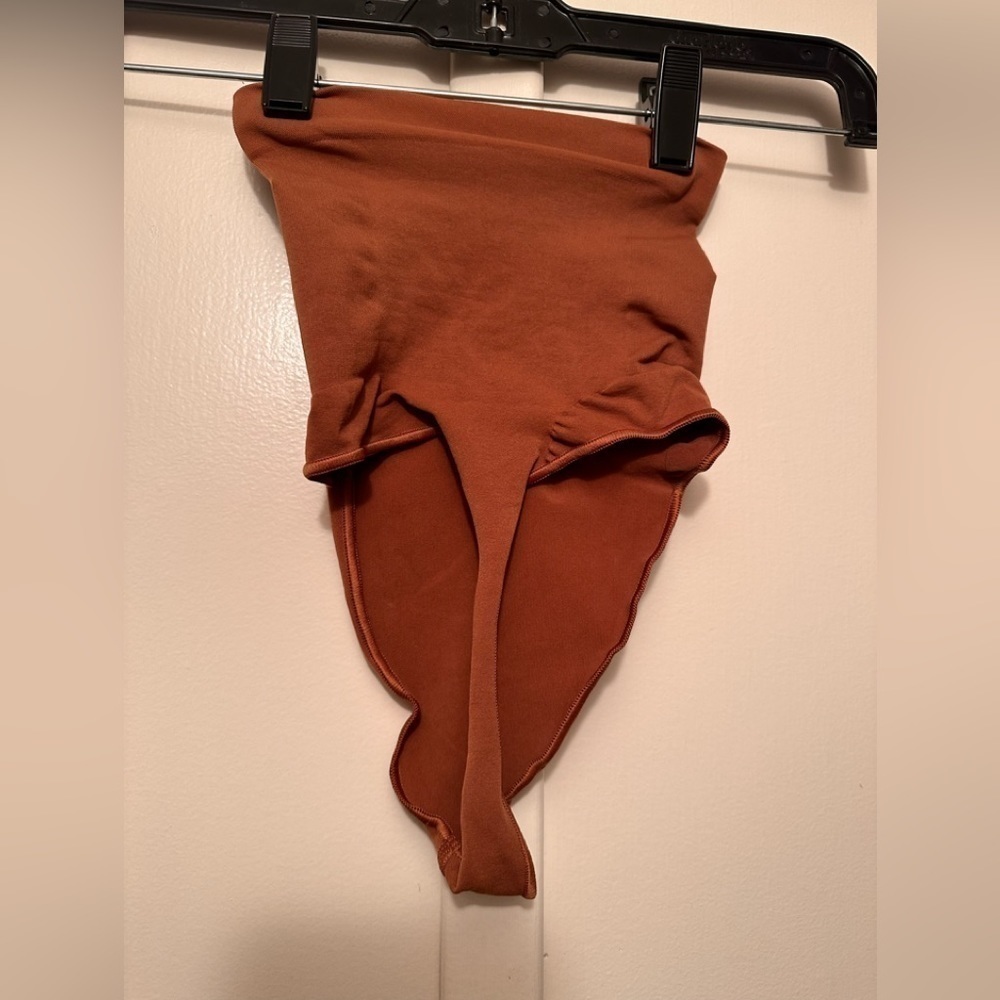 SKIMS Sculpting Mid Waist Thong Shapewear XS Seamless Smoothing - Picture 2 of 3